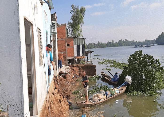 Sat lo ven song Vam Co Tay, 4 can nha chim xuong song hinh anh