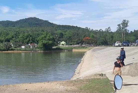 Di da ngoai, 5 hoc sinh lop 8 bi duoi nuoc hinh anh