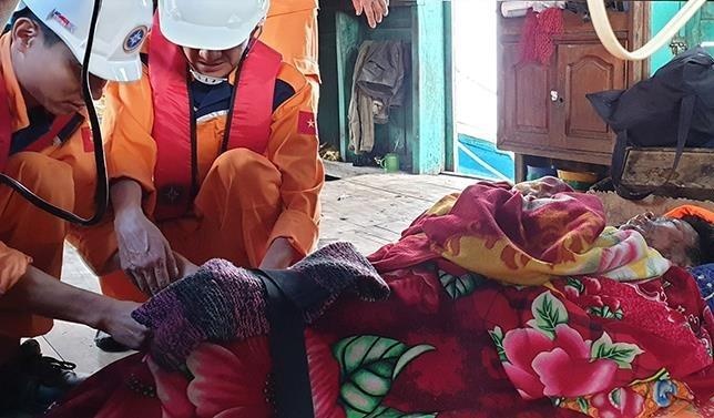 Cap cuu thuyen truong gap nan khi danh ca ngoai khoi hinh anh