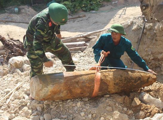 May muc dao trung qua bom 350 kg hinh anh