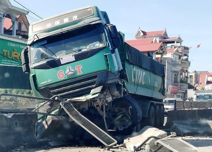 4 oto tong lien hoan, quoc lo 1 un tac keo dai hinh anh