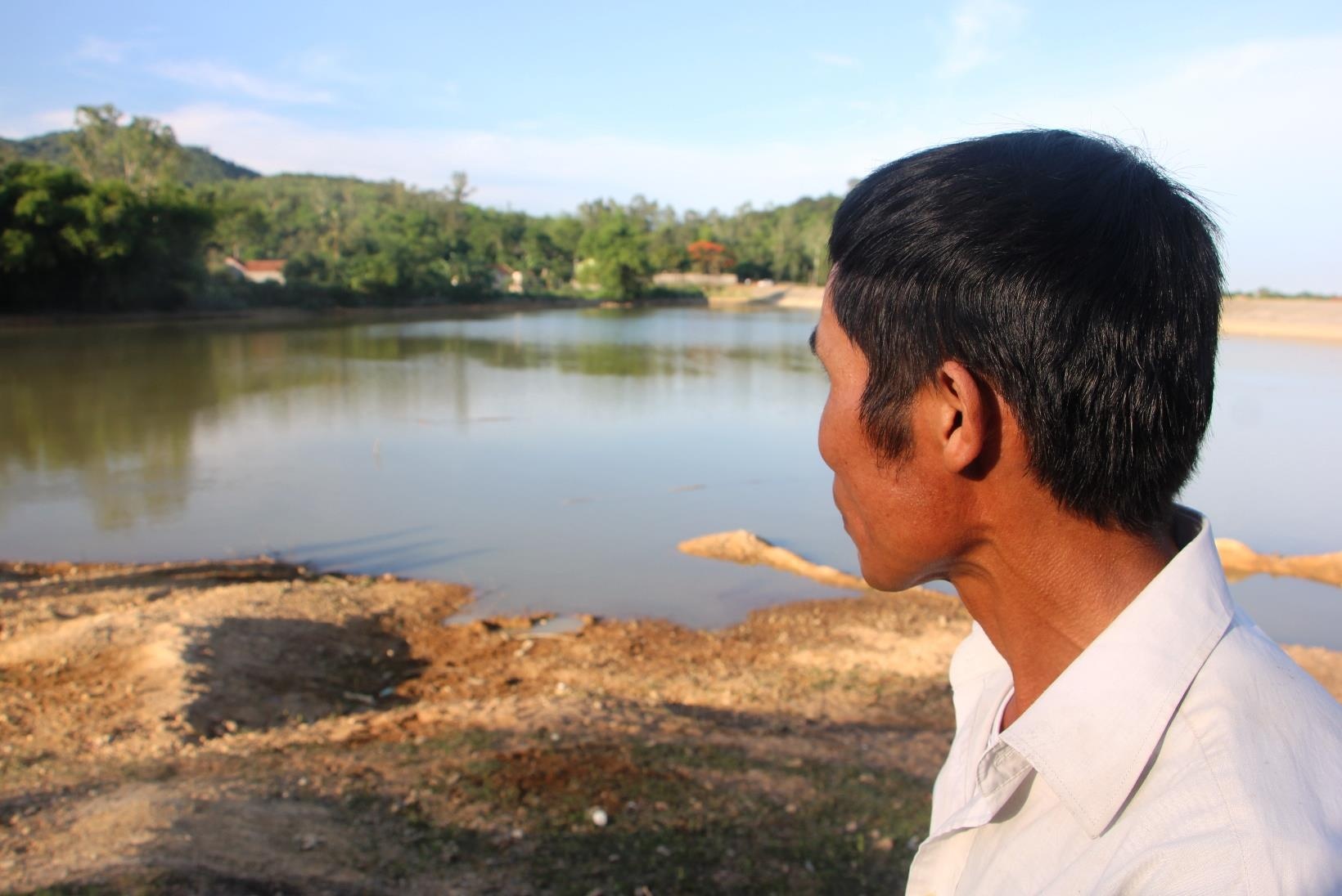 Nam sinh lop 12 duoi nuoc truoc ngay thi THPT quoc gia hinh anh