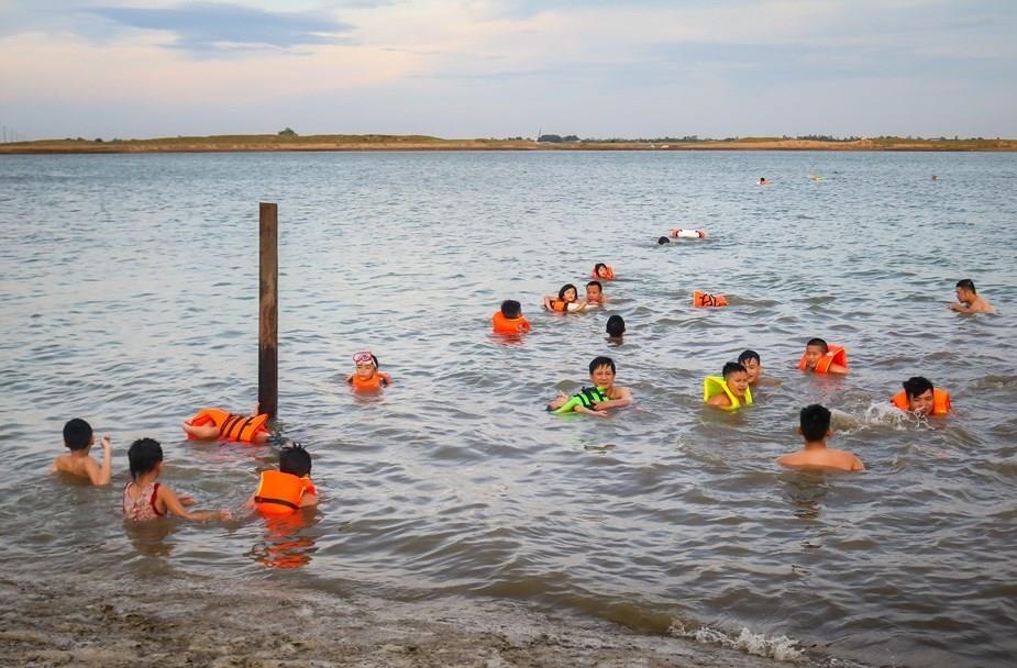 hoc sinh lop 12 duoi nuoc anh 1