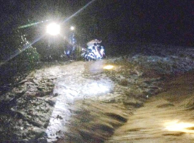 Mua lon do bao o Nghe An, mot nguoi bi nuoc lu cuon trong dem hinh anh