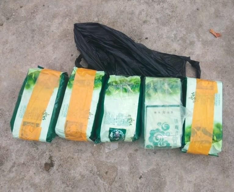 Nguoi dan ong vut 5 kg ma tuy da va xe may de chay vao rung hinh anh