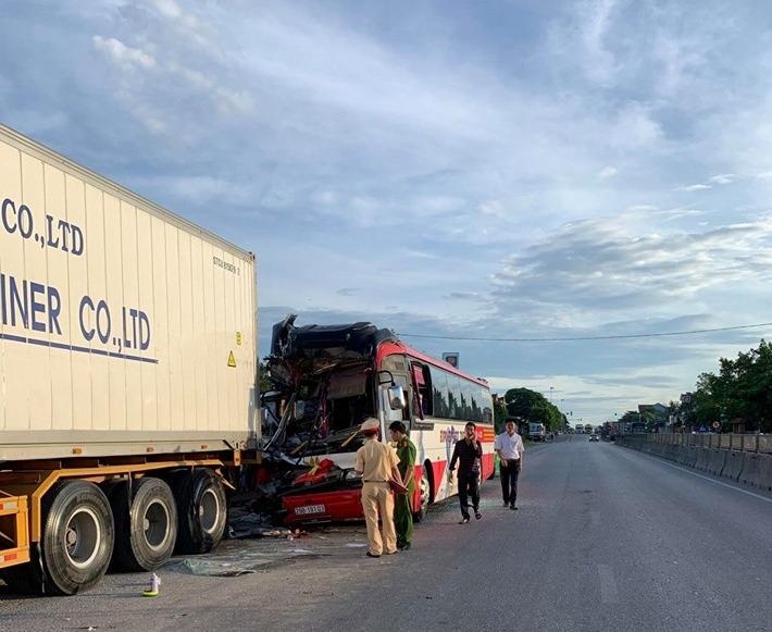 oto cho khach dam duoi container anh 1