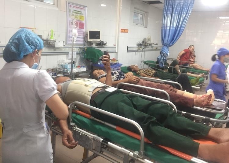 oto cho khach dam duoi container anh 2