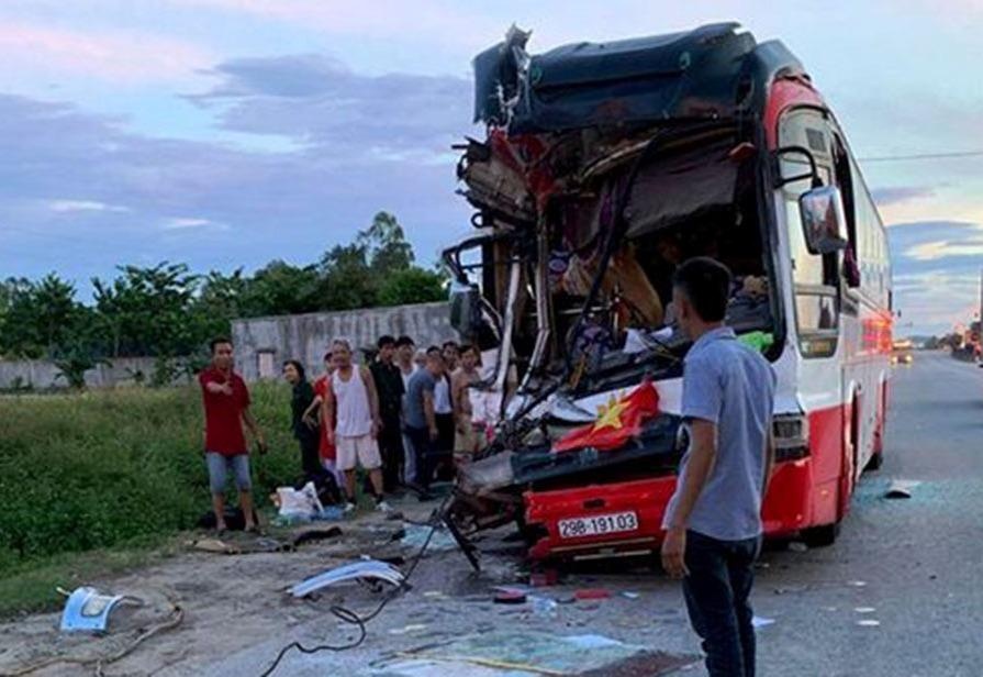 Oto khach dam xe container, 1 nguoi chet, 14 bi thuong hinh anh