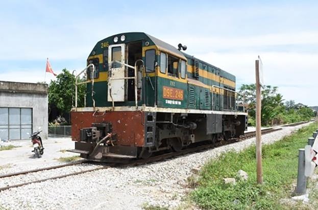 Bang qua duong sat, nguoi dan ong bi tau hoa dam tu vong hinh anh