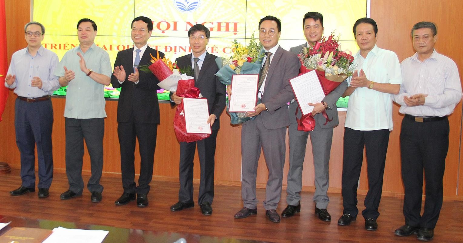 Cục trưởng Cục xuất bản ảnh 1 Cuc truong Cuc xuat ban anh 1