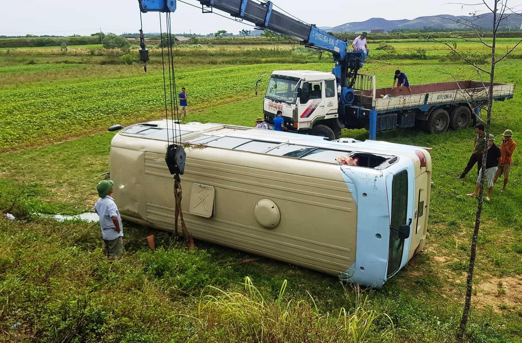 oto cho cong nhan may bi lat anh 1