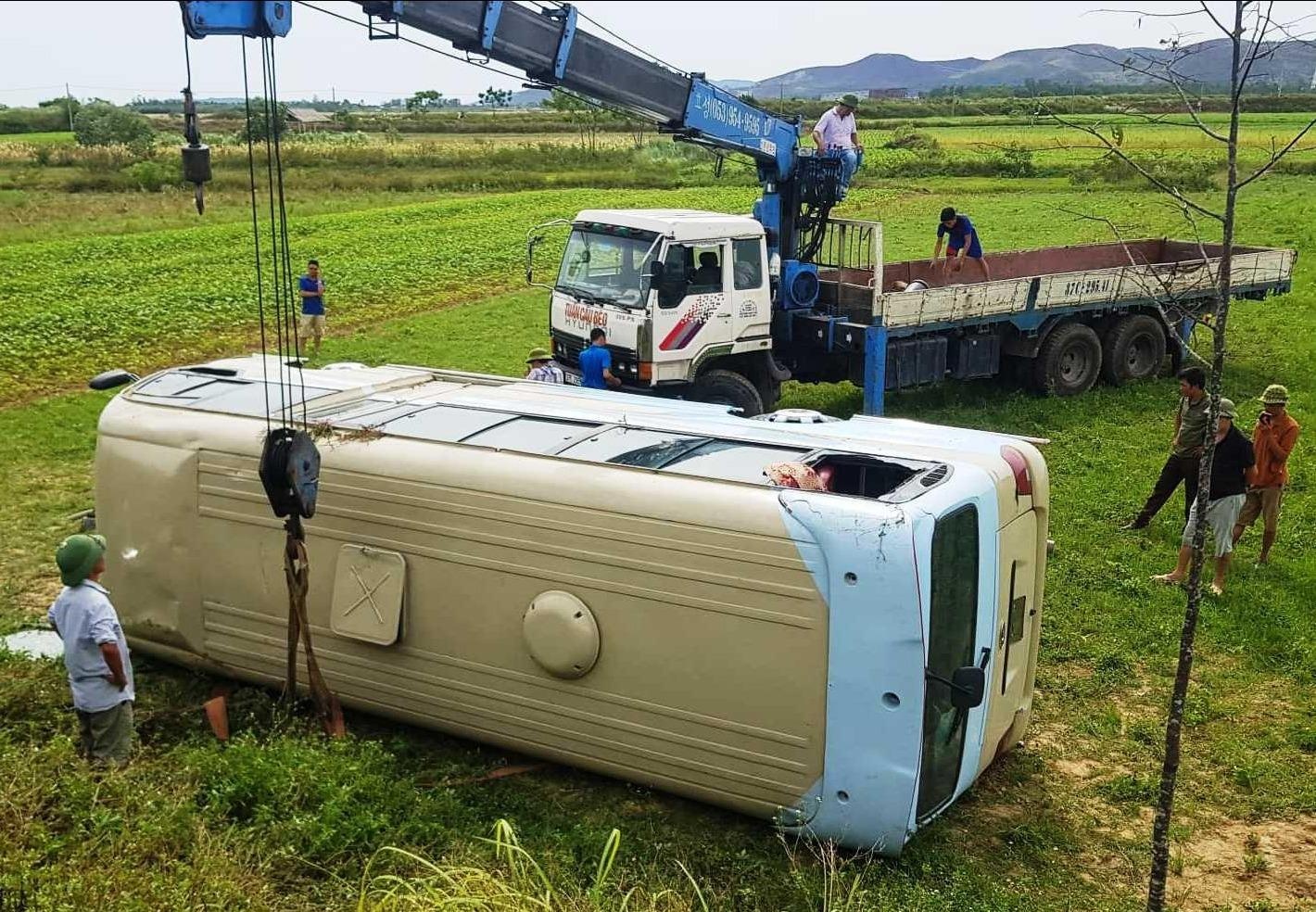 Oto cho cong nhan bi lat, 21 nguoi nhap vien hinh anh