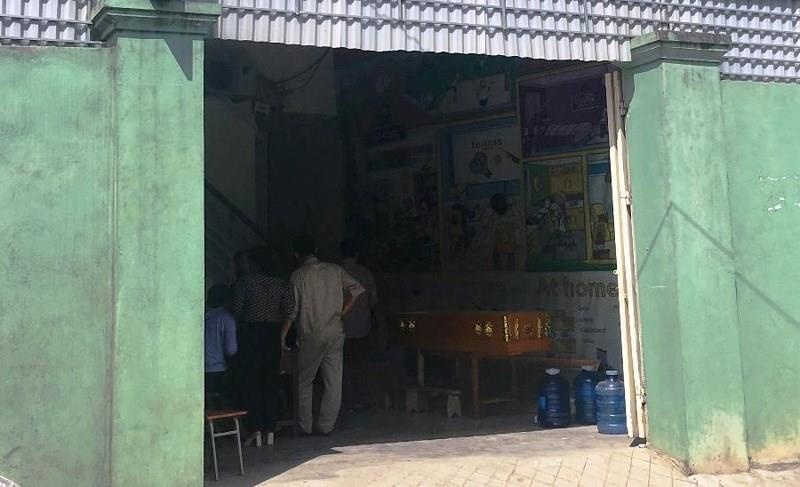 Nu can bo phong giao duc chet trong tu the treo co hinh anh