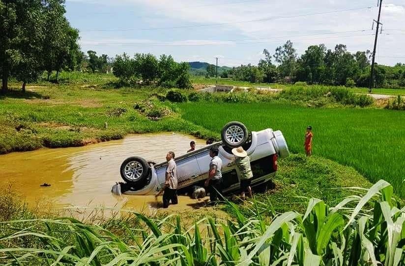 lật ôtô 7 chỗ ảnh 1 lat oto 7 cho anh 1