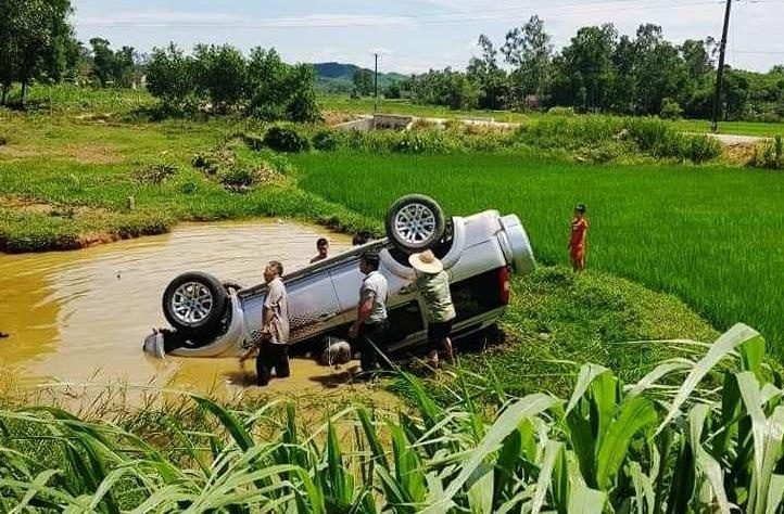 Oto 7 cho lao xuong ho nuoc, tai xe tu vong hinh anh