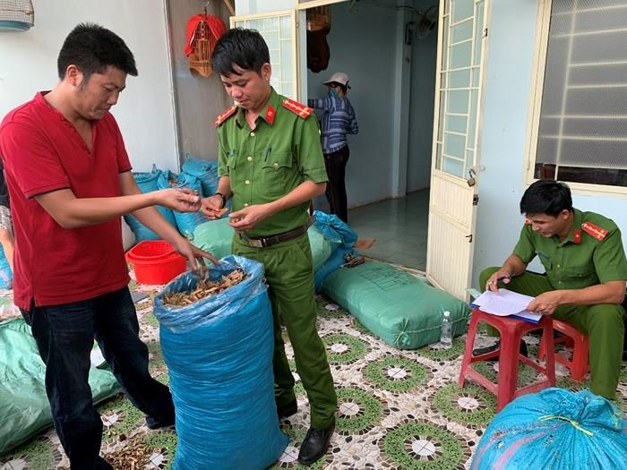 Phat hien hon 2 tan nguyen lieu nghi dung san xuat thuoc Ama Kong gia hinh anh