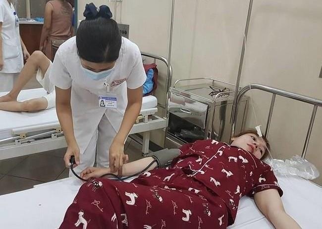 73 nguoi nhap vien sau khi an tiec cuoi hinh anh