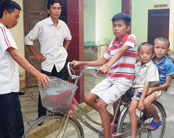 3 be trai nghi bi bat coc khi chi duong cho nguoi la hinh anh