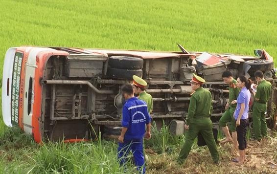 Xe buyt lao xuong ruong, mot nu hanh khach tu vong hinh anh