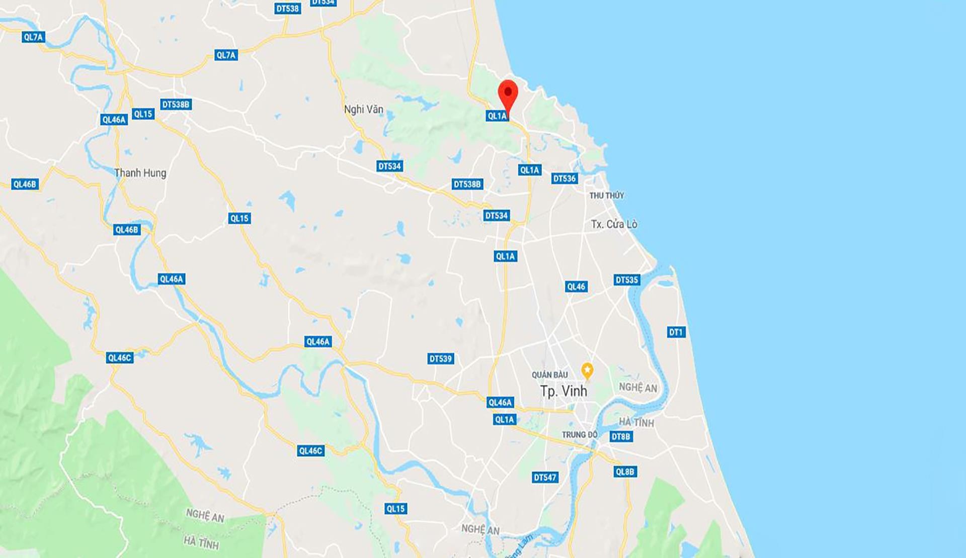 Xe giuong nam lat nghieng ben quoc lo anh 2