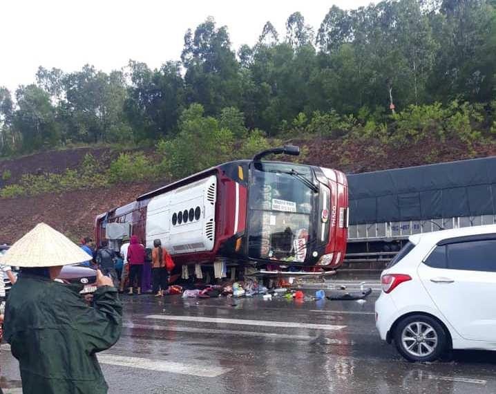 Xe giường nằm lật nghiêng bên quốc lộ ảnh 1 Xe giuong nam lat nghieng ben quoc lo anh 1