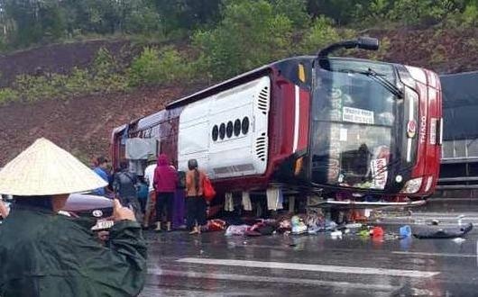 Oto giuong nam lat ngang trong mua, nhieu nguoi bi thuong hinh anh