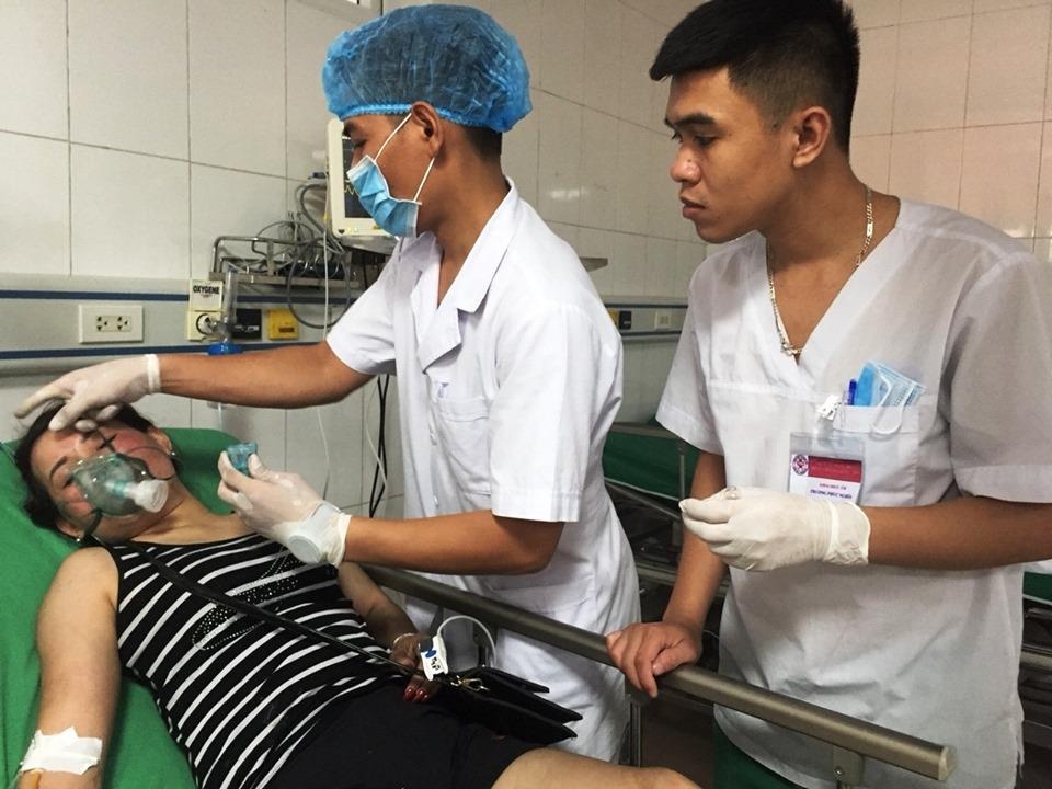 Be gai va 4 phu nu bi ngat khoi khi nha 2 tang boc chay hinh anh