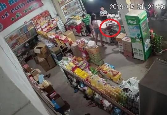 Camera an ninh ghi canh doi nam nu trom tui xach o tiem tap hoa hinh anh