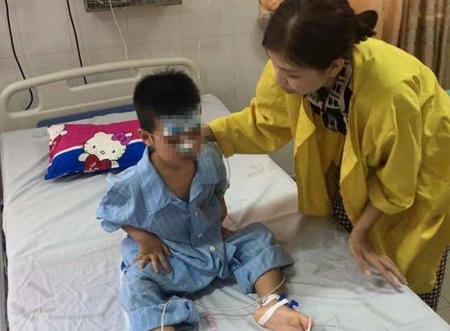 Cuu song be trai 5 tuoi roi xuong gieng sau 8 m hinh anh