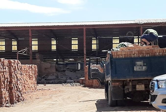 Sap tuong nha may gach, 4 pham nhan nhap vien hinh anh