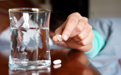 Vo dung chuyen bi danh thuoc me vi tieu het tien chong gui ve hinh anh