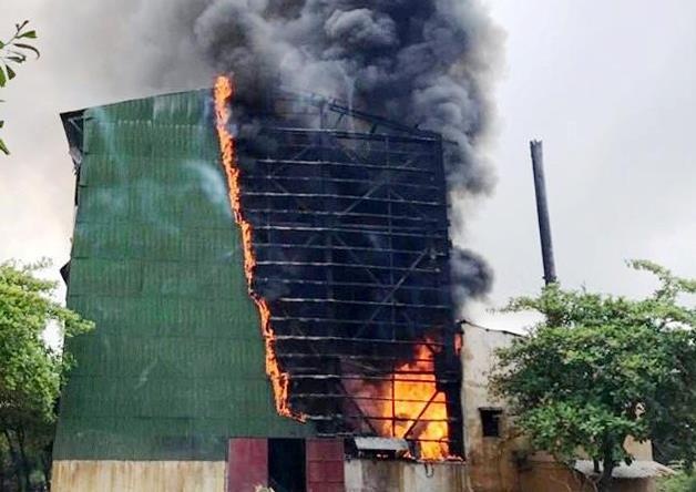 Chay lo luyen thiec Cong ty kim loai mau Nghe Tinh hinh anh