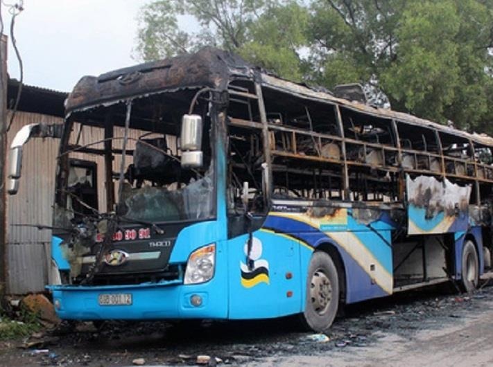 Xe khach cho nguoi di choi le boc chay tro khung o Dong Nai hinh anh