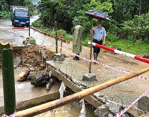 Mua lon, sat lo nhieu tuyen duong o cac huyen mien nui Nghe An hinh anh