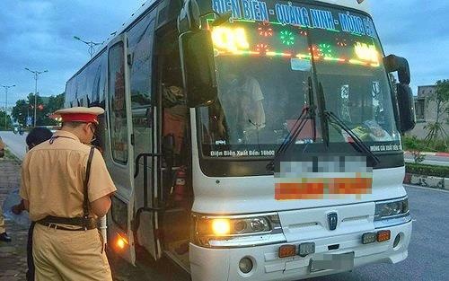 Nhoi nhet gan 90 nguoi tren xe giuong nam, bi phat 120 trieu hinh anh