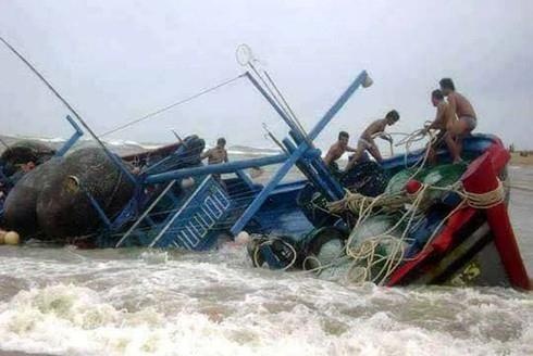 Chim tau ca, 1 nguoi chet va 5 nguoi mat tich hinh anh