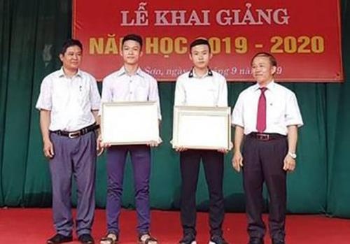 Khen thuong 2 nam sinh cuu nguoi bi lu cuon hinh anh