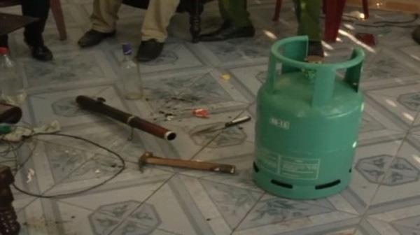 Nam thanh nien om binh ga co thu trong nha hinh anh