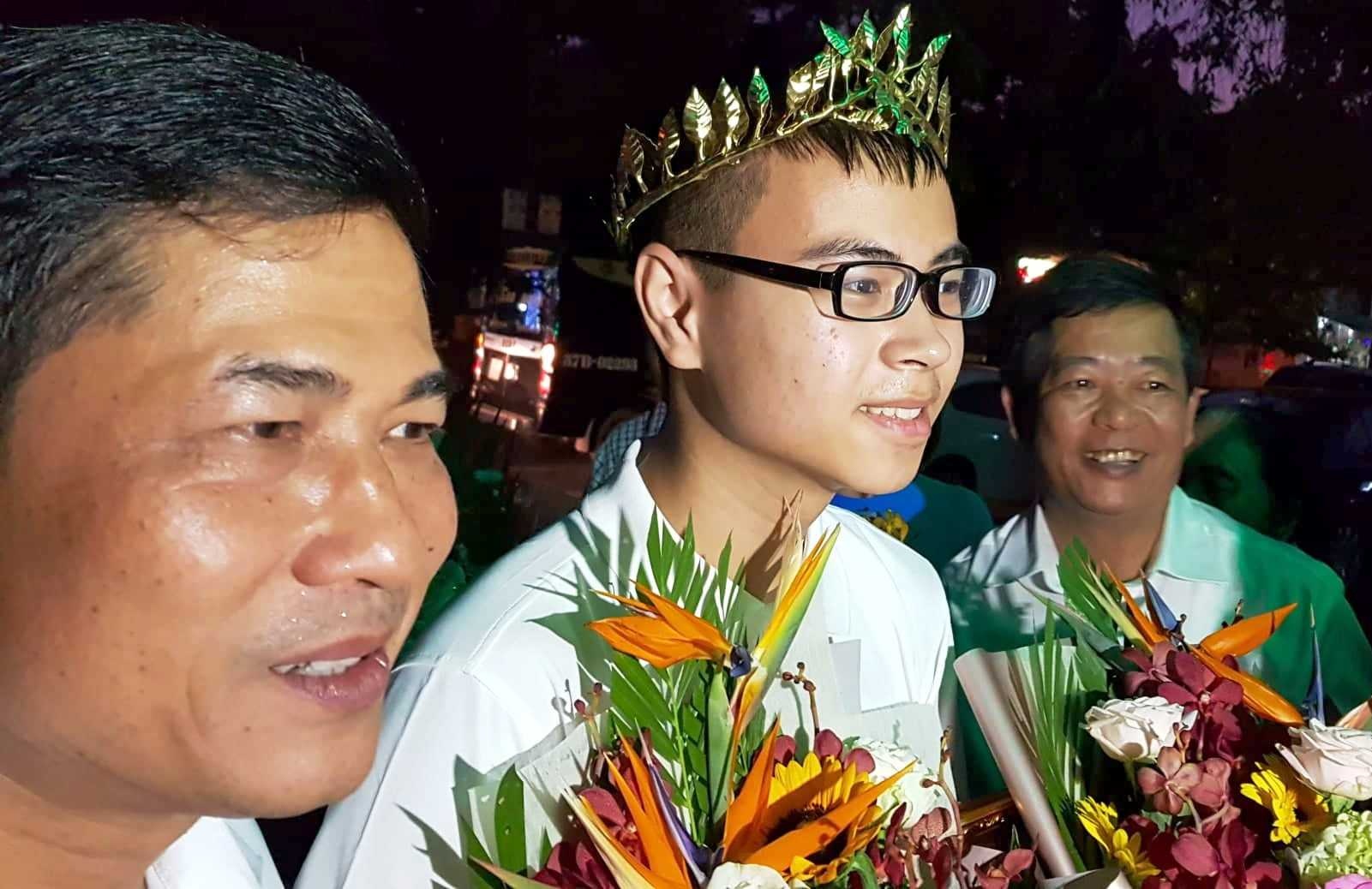 Nguoi dan Nghe An don tan quan quan Olympia Tran The Trung tro ve hinh anh