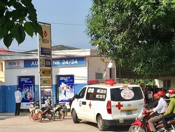 Nhan vien ngan hang bi dien giat tu vong hinh anh