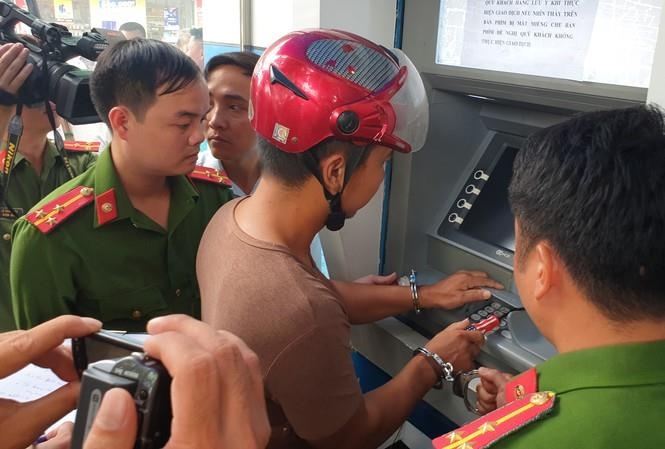 Thu doan cua nhom nguoi Trung Quoc lam gia the ATM de chiem doat tien hinh anh