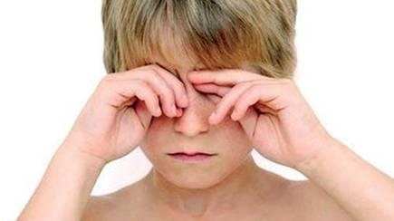 Bac si gap con vat trong mat benh nhi hinh anh