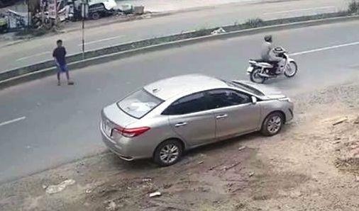 Tai xe quen rut chia khoa, trom lay mat xe hop giua ban ngay hinh anh