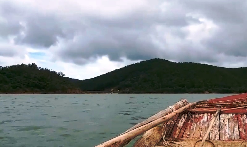 Nam sinh lop 12 duoi nuoc khi di cau ca hinh anh