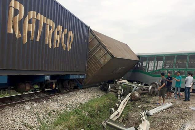 Tau hang lat 4 toa sau khi dam xe tai o Nghe An, duong sat te liet hinh anh