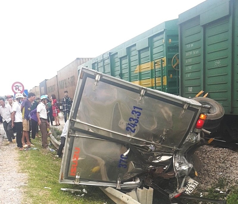 ôtô tải bị tàu hỏa đâm ngang ảnh 2 oto tai bi tau hoa dam ngang anh 2