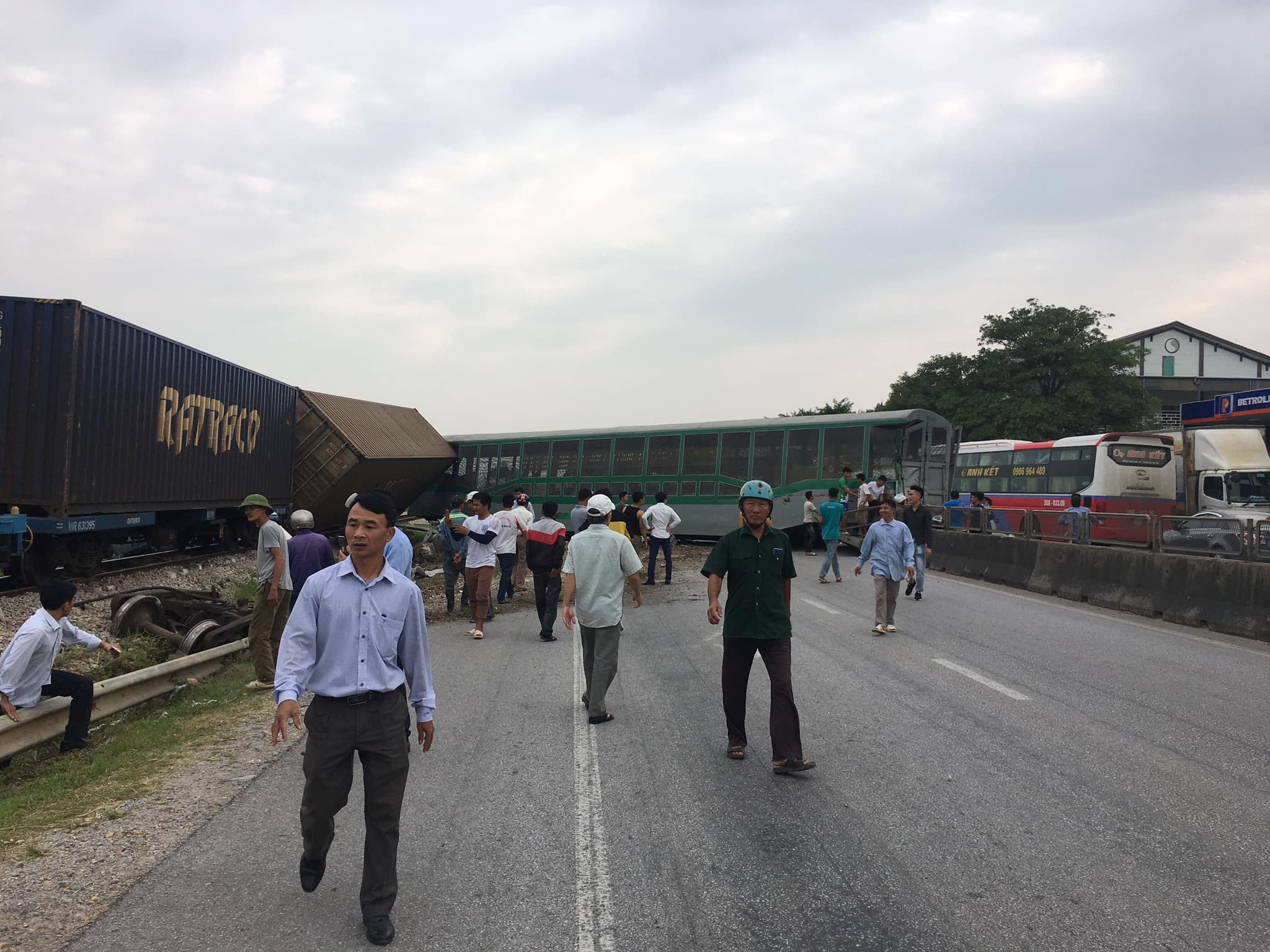 ôtô tải bị tàu hỏa đâm ngang ảnh 1 oto tai bi tau hoa dam ngang anh 1