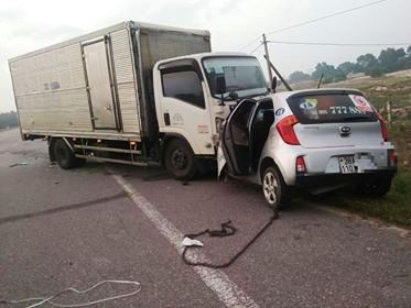 Taxi dau dau oto tai, 2 nguoi tu vong tai cho hinh anh