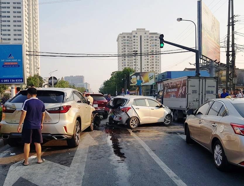 Chiec Lexus huc 2 oto dung den do hinh anh