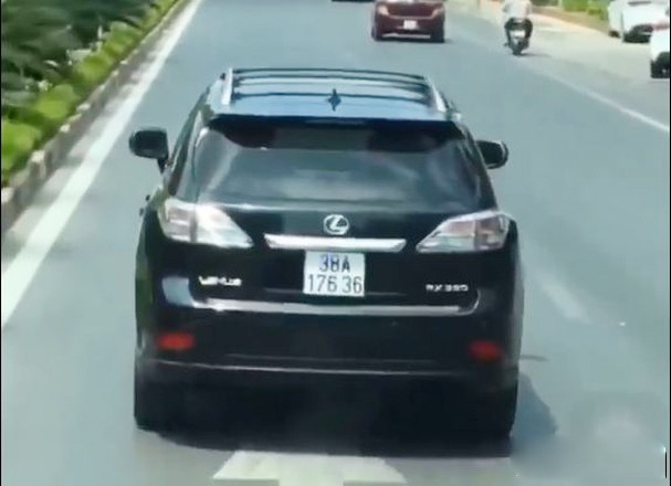 Oto Lexus quyet khong nhuong duong cho xe cuu hoa hinh anh